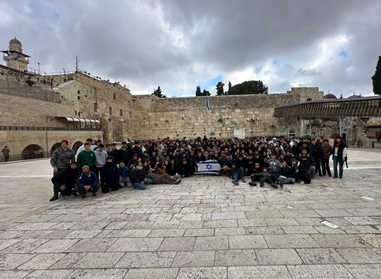 קבוצת תלמידים בכותל במסגרת מסע